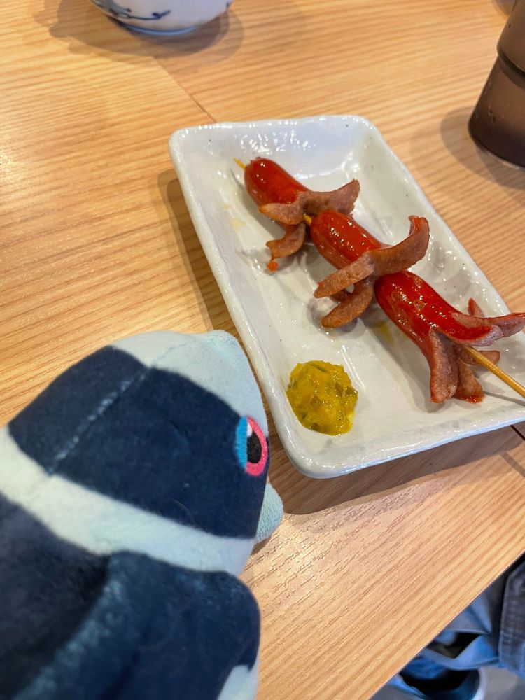 おおみやタウンで のみかい
かふぇで みんなと ごうりゅうしたあと、 ぎんだこはいぼーるさかばさんに いったんだ!
ぼくは ぶるーらいちの もくてるで いっぱい…😌🥃
さっぱり あまくて しゅわっとしてて… おいし〜! たんさんが よわめなのが うれしい…🥹
しかも はっぱと れもんが のってるんだ おしゃれだよ…✨️
れもんを しぼったら、 れもんすかっしゅみたいに なったよ!
さくさく とろとろの たこやきとか、 かわいい たこさんういんなーくしとか、 もちもちの どらやきも たべたよ!
みんなで たのしいじかんを すごせて うれしかった〜!