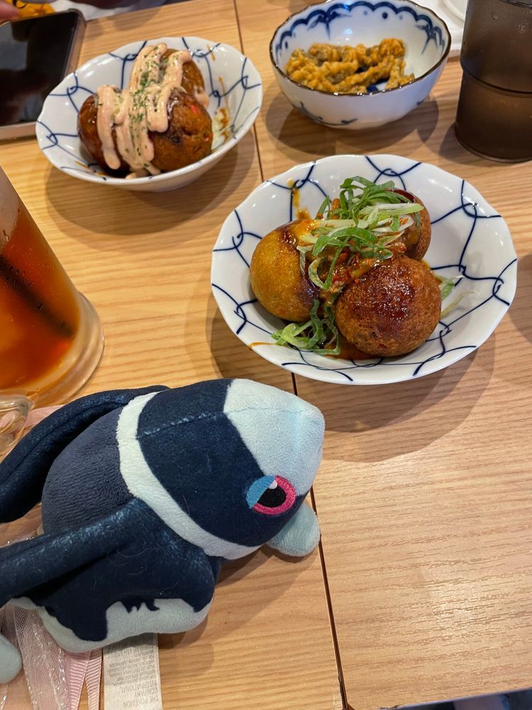 おおみやタウンで のみかい
かふぇで みんなと ごうりゅうしたあと、 ぎんだこはいぼーるさかばさんに いったんだ!
ぼくは ぶるーらいちの もくてるで いっぱい…😌🥃
さっぱり あまくて しゅわっとしてて… おいし〜! たんさんが よわめなのが うれしい…🥹
しかも はっぱと れもんが のってるんだ おしゃれだよ…✨️
れもんを しぼったら、 れもんすかっしゅみたいに なったよ!
さくさく とろとろの たこやきとか、 かわいい たこさんういんなーくしとか、 もちもちの どらやきも たべたよ!
みんなで たのしいじかんを すごせて うれしかった〜!