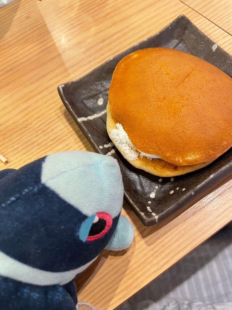 おおみやタウンで のみかい
かふぇで みんなと ごうりゅうしたあと、 ぎんだこはいぼーるさかばさんに いったんだ!
ぼくは ぶるーらいちの もくてるで いっぱい…😌🥃
さっぱり あまくて しゅわっとしてて… おいし〜! たんさんが よわめなのが うれしい…🥹
しかも はっぱと れもんが のってるんだ おしゃれだよ…✨️
れもんを しぼったら、 れもんすかっしゅみたいに なったよ!
さくさく とろとろの たこやきとか、 かわいい たこさんういんなーくしとか、 もちもちの どらやきも たべたよ!
みんなで たのしいじかんを すごせて うれしかった〜!