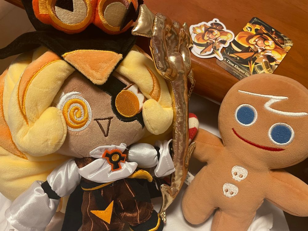 やあ！🍪

ボクは勇敢なクッキー！
魚群味クッキーとは彼が大学生の頃からの付き合いで、よく一緒にシンジュク王国を冒険していたんだよ！🏃‍♂️
クッキーランストアからやってきたクッキーは、いままでこのお家にボクだけだったんだけど…
今日は新しいクッキーがやってきたみたいだね どんな子なのかな？

わあ！この箱、ボクが乗ってきたやつとはまた違うデザインだ！
って…
タイムキーパークッキー…？！
久しぶり！
えっ… クロワッサン味クッキーいないのか って…？
それが…まだここにはボクと魚群味クッキーしか居なくて…
でも大丈夫！ 魚群味クッキーなら、きっとすぐにクロワッサン味クッキーも呼んでくれるよ！
これからよろしくね、タイムキーパークッキー！
