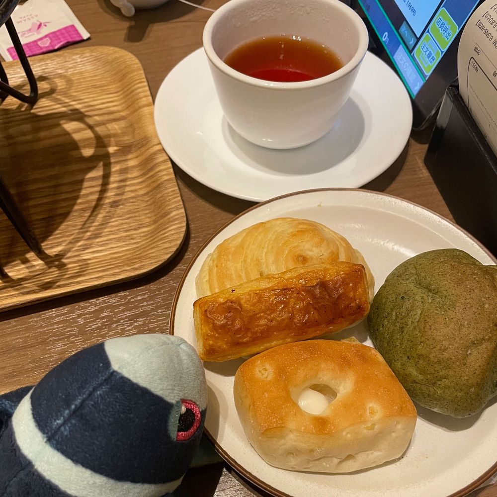 なつやすみスペシャルな ティータイム

つづきまして おちゃの じかんも BAQETさんで かいさい されました🫖

ばけっとさんに おいてある こうちゃは、 ほわいとのーぶるさんの てぃーばっぐなんだって
ほてるとかにも おいてあるみたい また あえるかもね

さて ぼくたちが いただいた おちゃは…
あっさむ🌿‬ ぶるーべりー🫐 ぴーち🍑
あっさむてぃーって… はじめて だったんじゃ ないかな…！
しぶめの こゆい あじがした！ おとなのあじ だね
あっさむって なんなんだろう…

おちゃの おともは、 たくさんの ぱんたち！🍞
くろわっさんは めのまえで やきたてが はこばれてきて… やった〜！ と おもって
おもわず いっぱい とっちゃった
さくふわで、 くろわっさんの なかの くうきまで おいしかったよ…🤩
あと すごかったのが、 まんごーよーぐるとあじの ぱん！
ふしぎな ぱんだけど、 おいしい！
このあじの じゃむが あったら ぬって たべたいなって おもったよ！！🥭🥣