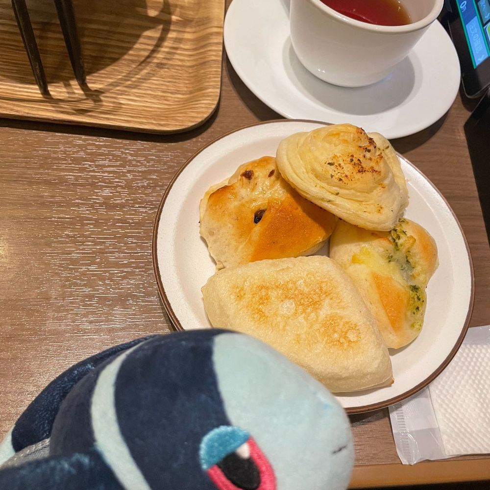 なつやすみスペシャルな ティータイム

つづきまして おちゃの じかんも BAQETさんで かいさい されました🫖

ばけっとさんに おいてある こうちゃは、 ほわいとのーぶるさんの てぃーばっぐなんだって
ほてるとかにも おいてあるみたい また あえるかもね

さて ぼくたちが いただいた おちゃは…
あっさむ🌿‬ ぶるーべりー🫐 ぴーち🍑
あっさむてぃーって… はじめて だったんじゃ ないかな…！
しぶめの こゆい あじがした！ おとなのあじ だね
あっさむって なんなんだろう…

おちゃの おともは、 たくさんの ぱんたち！🍞
くろわっさんは めのまえで やきたてが はこばれてきて… やった〜！ と おもって
おもわず いっぱい とっちゃった
さくふわで、 くろわっさんの なかの くうきまで おいしかったよ…🤩
あと すごかったのが、 まんごーよーぐるとあじの ぱん！
ふしぎな ぱんだけど、 おいしい！
このあじの じゃむが あったら ぬって たべたいなって おもったよ！！🥭🥣