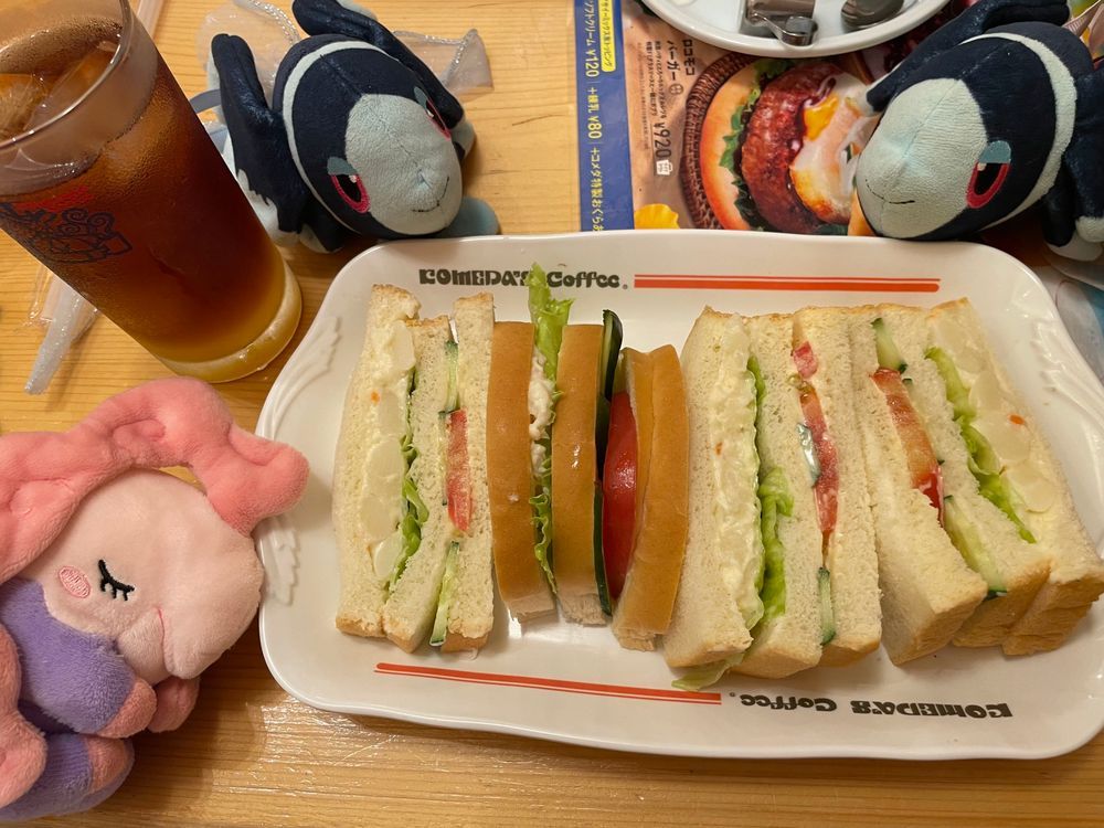 お昼ご飯が同時上映なのか、ティータイムが同時上映なのか

わかんないね… どっちも おまけでは ないんじゃ ないかなって ぼくは おもうよ！

きょうの おひるごはんは、 こめだこーひーさん！
ぽてさらさんどで おいしい ひととき… やっぱり、 ゆうきが でなくて からしまよねーずには できなかったよ…
ただの まよねーずが しこう…🥲

つづいて、きょうの おちゃは… こめだこーひーさんの とろぴかるふるーつあいすてぃー🥭
そこに とろぴかるな ふるーつしろっぷが たまっているから よ〜く まぜて のむよ！
おちゃの ふうみの おくに あまくて いいかおりの なんごくな ふるーつが いる…！
とっても ふしぎで おいしい〜！！🤩
ふるーつてぃーえいどに ちかいような… そんな ふれっしゅな あまさが たしかに ある！
すいとう いっぱいに ていくあうと したいよ〜！

きょうの おかしは…こめだこーひーさんの こうちゃびより🎂
こうちゃふうみの もんぶらんみたいな けーき！
なめらかな くりーむが ぎょうしゅくされた こうちゃの かおりを だいて… ぼくたちの くちの なかを しあわせに してくれる！！ すごく おいしいよ〜！！🥹
うえに のってるのは あまい くだものの おさとうづけ…？ なんだか あまくて おいしかった！