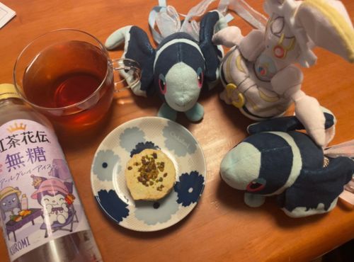 きのうのティータイム 特売です

きのうの おちゃの じかんの はなしを いま するよ…😌
なんで こんなに がしつが わるいのかって いうと… すまほさんの ぐあいが わるいからだよ どうしたのかな

きのうの おちゃは、 こかこーらさんの こうちゃかでん むとうあーるぐれいあいすてぃー🫧🫖
しぶみの ない さっぱりした こうちゃ！
ぺっとぼとるの すとれーとてぃーの なかでは いちばん おいしいかもって おもうくらい おいしい
ぱっけーじは くろみちゃんが いてくれるのか うれしい！
かわいい でざいんだよね✨️

きのうの おかしは… MON・CREVE(もん・くれーぶ)さんの まいぴすたちお だっくわーず🫛
だっくわーずって… ぼく あまり たべたとが ないんだけど すっごく おいしくて びっくり…🫢
ふわっと してて でも さくっと も するような… なかは しっとりで くりーむが はいってるんだ
あと ぴすたちおの こおばしい かおり！
なんか まかろん みたいな…？
かんじも したよ！
ふしぎな おかしだよ…🤔