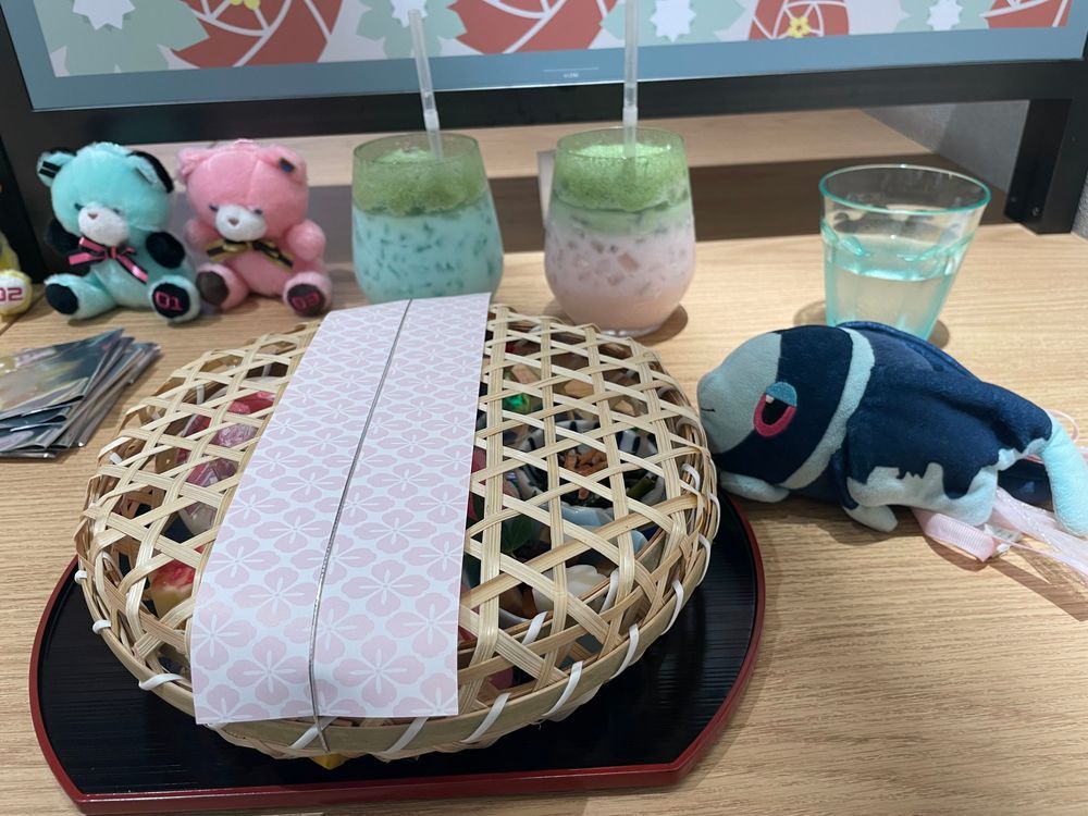 なんと、和食中心のコラボカフェ
きょうは、 ぼーかろいどさんの わのこころ あふれる すてきな こらぼかふぇ…
わもだんかふぇに やってきたよ!
みくちゃんたち かわいい〜!
まず とどいたのは、 それぞれ みくちゃんと るかさんが もちーふに なった どりんく!
ぶるーきゅらそーらてと さくららての うえに、 おまっちゃの みるくふぉーむが のってる ひんやり なでしこきぶんの いっぱい…😌
つづいて おしょくじは… るかさんもちーふの ごぜん! うすべにのみやび…🌸
おさかな、はじかみ、おひたし、さくらえび、れーずんくりーむちーずの もなか、まっしゅぽてと、えびだんご、あつやきたまご、かまぼこ、ちくぜんに、さくらでんぶと さくらだいこんの ごはん…
とっても とっても… みやびだよ〜!!🥹
やっぱり さくらでんぶって おいしい! はじかみも おいしい! まっしゅぽてとなんか… なんだか くだものの そーす?が かかってるのかも さわやかな かおりが したから…!
みぶるいするほど ちょっと きんちょうかんを かんじるくらい みやびな ごぜんで…😣
なんだか でとっくす… された きぶんかも!
おみせの なかでは、 ことしの みくちゃんの らいぶで ながれる おんがくが ながれてて… ちょっと どきどきした…