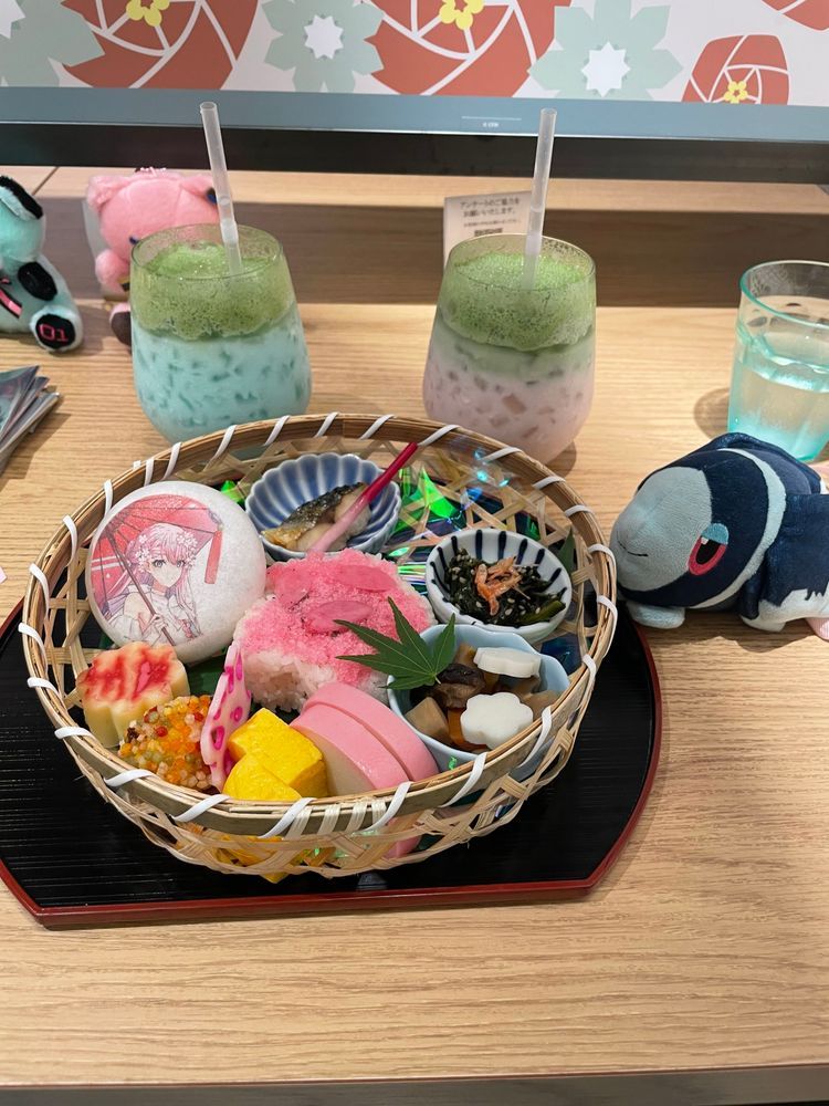 なんと、和食中心のコラボカフェ
きょうは、 ぼーかろいどさんの わのこころ あふれる すてきな こらぼかふぇ…
わもだんかふぇに やってきたよ!
みくちゃんたち かわいい〜!
まず とどいたのは、 それぞれ みくちゃんと るかさんが もちーふに なった どりんく!
ぶるーきゅらそーらてと さくららての うえに、 おまっちゃの みるくふぉーむが のってる ひんやり なでしこきぶんの いっぱい…😌
つづいて おしょくじは… るかさんもちーふの ごぜん! うすべにのみやび…🌸
おさかな、はじかみ、おひたし、さくらえび、れーずんくりーむちーずの もなか、まっしゅぽてと、えびだんご、あつやきたまご、かまぼこ、ちくぜんに、さくらでんぶと さくらだいこんの ごはん…
とっても とっても… みやびだよ〜!!🥹
やっぱり さくらでんぶって おいしい! はじかみも おいしい! まっしゅぽてとなんか… なんだか くだものの そーす?が かかってるのかも さわやかな かおりが したから…!
みぶるいするほど ちょっと きんちょうかんを かんじるくらい みやびな ごぜんで…😣
なんだか でとっくす… された きぶんかも!
おみせの なかでは、 ことしの みくちゃんの らいぶで ながれる おんがくが ながれてて… ちょっと どきどきした…