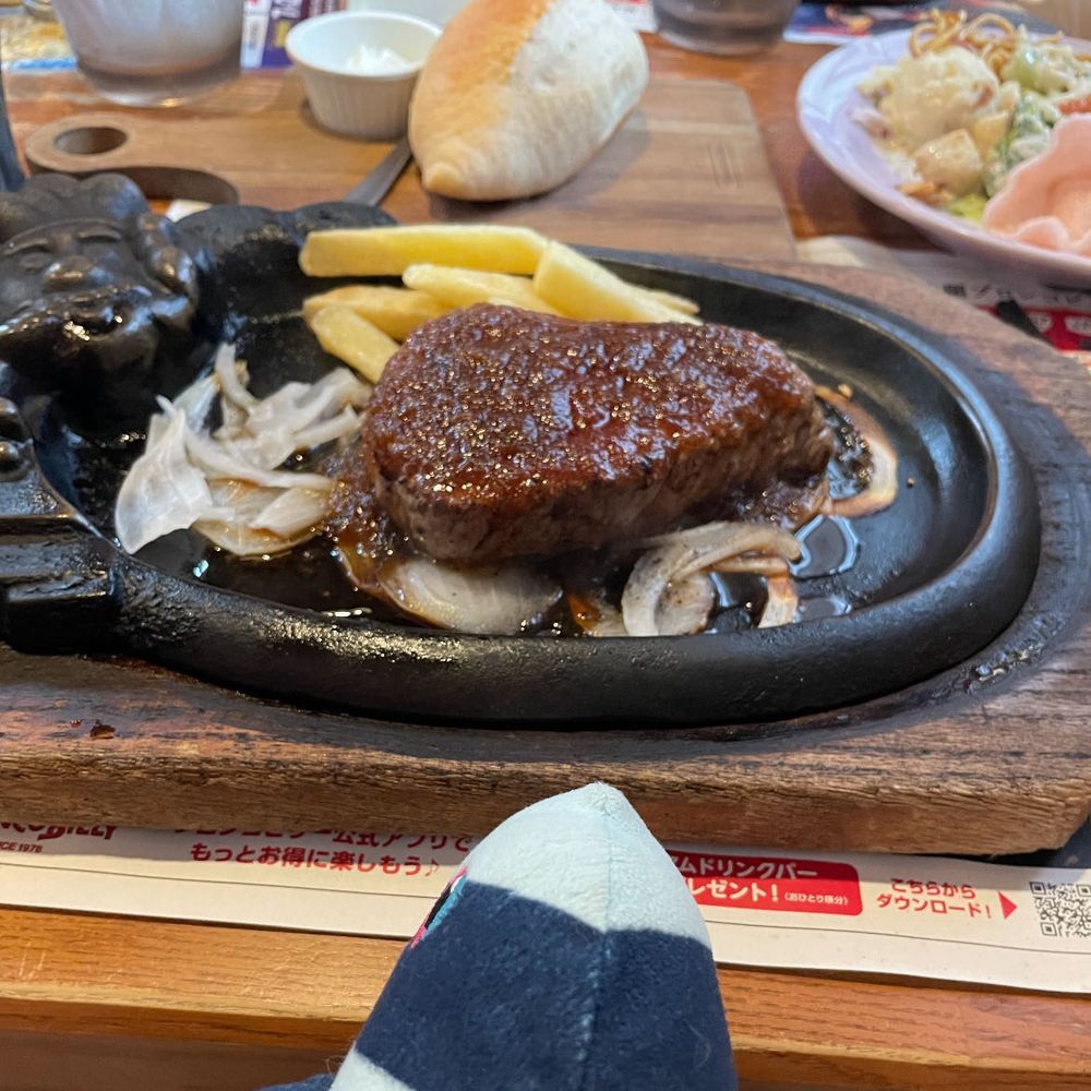 ブロンコは荒々しいって意味でビリーは個人名らしい
ぶろんこびりーさんで おひるごはんを たべたよ〜!🍖
まずは さらだを もりもり もって…
なすと たまねぎと とまとの さらだが とくに おいしかったよ!🍆
かきたまの すーぷも やさしい えんみで おいしかった〜
どりんくばーの ところに、 いろんな のみものが はいった ようきが たくさん おいて あったんだ!
そこに… ばたふらいぴーてぃーが あった!
れもんかじゅうを いれて いろの へんかを たのしめるって かいてあったなあ
あそびごころが あるね
そう! ぶろんこびりーさんの びりー は あめりかの おとこのこを いめーじした こじんの おなまえで、
しょうねんの ような あそびごころを わすれない って いみが こめられてるんだって
ここで めいんでいっしゅ!
らんちすてーきだよ!🥩
あったかい ふかふかの ぱんも いっしょだよ🥖
よく やいたものを だしてもらったよ!
うぇるだんって いうんだって🧐
やわらかくて、 そーすとも よく からんで… すごく、 すごく…
おいしかった〜🥹