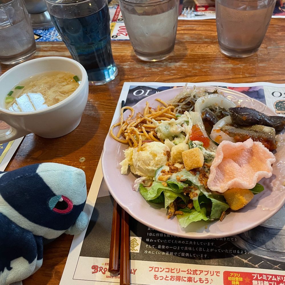 ブロンコは荒々しいって意味でビリーは個人名らしい
ぶろんこびりーさんで おひるごはんを たべたよ〜!🍖
まずは さらだを もりもり もって…
なすと たまねぎと とまとの さらだが とくに おいしかったよ!🍆
かきたまの すーぷも やさしい えんみで おいしかった〜
どりんくばーの ところに、 いろんな のみものが はいった ようきが たくさん おいて あったんだ!
そこに… ばたふらいぴーてぃーが あった!
れもんかじゅうを いれて いろの へんかを たのしめるって かいてあったなあ
あそびごころが あるね
そう! ぶろんこびりーさんの びりー は あめりかの おとこのこを いめーじした こじんの おなまえで、
しょうねんの ような あそびごころを わすれない って いみが こめられてるんだって
ここで めいんでいっしゅ!
らんちすてーきだよ!🥩
あったかい ふかふかの ぱんも いっしょだよ🥖
よく やいたものを だしてもらったよ!
うぇるだんって いうんだって🧐
やわらかくて、 そーすとも よく からんで… すごく、 すごく…
おいしかった〜🥹