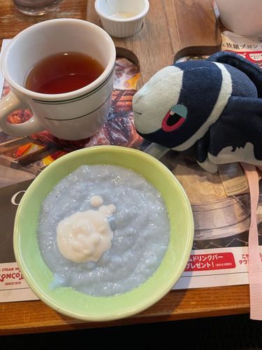 ここからティータイム

ぶろんこびりーさんで おひるごはんを いただいた ぼくたちは、 すみやかに てぃーたいむを はじめた…🫖

きょうの おちゃ 1はいめは、 おーがにっくあーるぐれい🫖
ぼく おーがにっく… って よく わからないんだけど、 なんか しぜんに そくしたもの って こと なんだよね！
ちゃばの かおりが つよいような… より しょくぶつかんが かおる まさに しぜんはな おちゃ！
くちの なかの あまみを、 この しぶさが さらっと あらいながす！ ✨️
このときの おちゃの あじが いちばん すきだよ…🥹
2はいめの おちゃは、 ばらとらいちとらずべりーのこうちゃ🌹
てぃーばっぐに ばらの はなびら みたいなのが みえる おしゃれな おちゃ…！
おしゃれな こすめしょっぷを よこぎったときの かおりが するよ〜！
なぞの きんちょうかんを かんじながら のむ おちゃも また おもむき だね…😌
3はいめの おちゃは、 すとろべりーぴすたちお🍓
ぴすたちおの こおばしい かおりが まるで ひとつの おかしみたいな…
いちごの あまい かおりが、 さらに おかしかんを つよめている すいーつみたいな おちゃ！
どこで うっているのかな ぜひ やきがしと いっしょに のみたい おともな おちゃだよ！

きょうの おかしは… ふるふるらむね🍬
こーひーぜりーようの くりーむも すこしだけ のせてみたよ！ 
らむねあじの ふるーちぇ みたいな… でも くりーみーで まったりした おいしい おかし！
とっても あまくて、 なんだか だがし みたいな なつかしい おちつく おいしさ…
さんばいの おちゃを あいてどる ぽてんしゃるを もっていたよ！