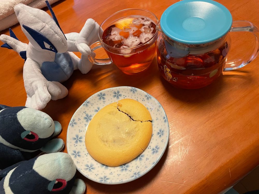 まだまだ今日のおちゃですよ、まだ今日(2026/08/24)ですから…
きょうの おちゃは、 てぃーあーすさんの はちみつこうちゃ🐝
この こうちゃは、 はこの でざいんも はくおしに なってたりして かわいいんだけど…
はこを あけたときに ふわっと かおる はちみつの かおりが…
いつまでも おとろえることを しらない!!
ぱわふるな はちみつが つかわれて いるのかな…🤔
きょうの おかしは、 おりじんさんの 2そうのおいしさ ちょこちっぷいりくっきー🍪
まえにも たべたけど おいしくて りぴ しちゃったよ!
さくっと やきあげられた ひょうめんの くっきーきじの なかは、 ちょこちっぷいりの しっとりした くっきーきじ なんだ!
はらじゅくタウンから くっきーたいむさんが なくなった いま…
しっとりした くっきーきじに ぼくたちは うえて いるのかも しれない…😢