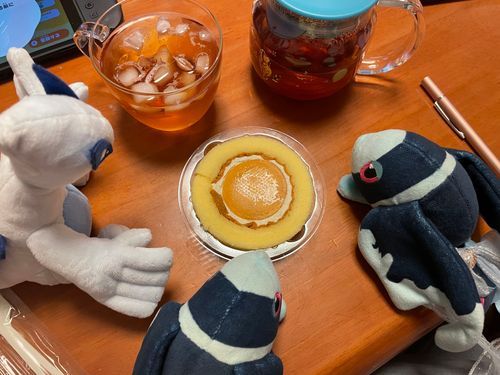 〜まだ今日のお茶〜

きょうの おちゃは、 りぷとんさんの かふぇいんれす ぴーちてぃー🍑
よるだから！！ かふぇいんれすしか のめないよ！！ いま すごい よるだけど ぼくたち ぜんぜん ねむく ないんだよ……
あれ…… かふぇいんれす のんだのに… 
なんでなの…🫠

きょうの おかしは、 ろーそんさんの べいくどちーずけーきinぷれみあむろーるけーき🧀
あの くりーむたっぷりの ろーるけーきに ちーずけーきが in！
なんて ぜいたくなんだろう…
この しっとり あまくて もったりした くりーむいりの おかしが、 さっぱりした こうちゃに あう……🤩
この ろーるけーき、 ぶっしゅどのえる みたいな… まるたで うってないかな 
いつか 500%ぞうりょうの きゃんぺーんとか かいさいされたら いいなあ