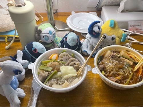 前泊！ みんなで麻辣湯！🍜

あした みくちゃんの らいぶが あるから… ぼくたち はじめての まえはく！
おねえちゃん もとい、 コトコトスープさんと いっしょだよ！

ちーぱおさんの まーらーたんめん…
ぼくたちのは 0から！ からくない ぱいたんすーぷだよ
もりもりの おやさいと、 もっつぁれらちーずを とっぴんぐ！🧀
みんなで いただきまーす！