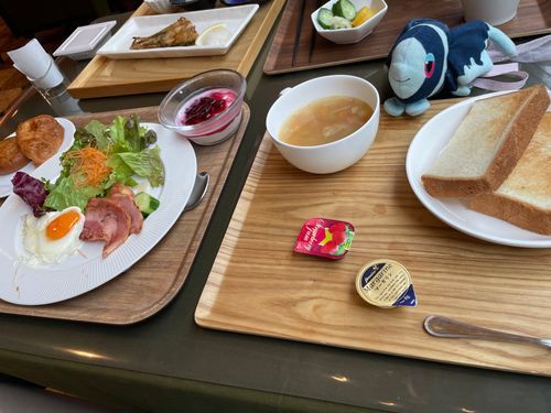 ホテルの朝ごはんのここがすごい

①しょくぱんを すきなだけ とーすとにできる！
②すーぷ のみほうだい！
③ぎゅうにゅう のみほうだい！ というか どりんくばーが ある
④せっとの おかずも おいしい！

わるいところ

たべすぎてしまう
