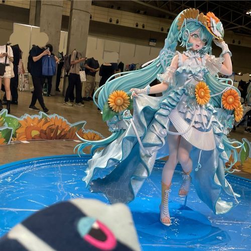 みずうみの そなーれ

みくちゃんたちから こんさーとの しょうたいじょうを うけとった ぼくらは、 ついに まじかるみらい2026の きかくてん かいじょうに やってきた！

みずうみの そなーれを いめーじした おようふくの みくちゃんが おでむかえ！🌻
ごしょうたい ありがとう！
また あえて うれしいな！

そして… ちゅろす！ どりんく！ あいす！ けーきの よよいの よい……😌

ちゅろすは、 るかさんを いめーじした ぴんくいろの ふらんぼわーずあじ！
さくさくで おいしい！
しかも なかの もちもちした ぶぶんが ちょっと ひんやりしてるんだ 
あげものを たべてるのに、 ひんやりしてて… 
すずしげな なつの こんさーとを ついきゅうした ことしの うんえいさんの こだわりを かんじたよ🤩

そして ぼくが いただいたのは、 ぴんくいろの どりんく！
これも るかさんを いめーじした ぴーちちょこぷりんどりんく…！
ぴーちちょこぷりんどりんく……？🤔
ふしぎだよね でも とっても おいしい！
ぴーちふうみの じゅーすに のって、 つめたい ちょこぷりんが つるつる のどを とおる… からだの なかから くーるだうん できちゃうよ🍫

さいごは、 ぴんくと しろの すてぃっくけーき… すいーとすとろべりーすてぃっく🍓 かわいい しーるつきだよ！
しっとり やわらかくて、あまい いちごと みるくの りっちな すてぃっくけーき！
コトコトスープさんと しぇあしながら いただいたんだけど、 ただでさえ おいしさ ばくれつ なのに、 そふとくりーむと あわせたら… おいしくないわけが ない！！

おいしい おかしに つられて ばつまるくんと なかよしの れんくんも あそびに やってきたよ🍌
みんなで おいしいじかん たのしかった〜！
