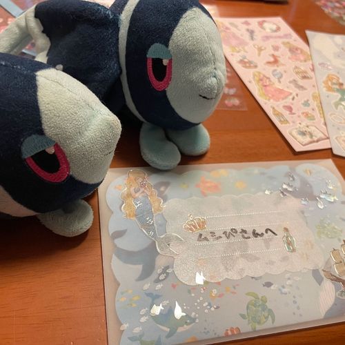感謝するぜ 貴方様と出会えた これまでの全てに!!

きょう ぼくたちが いってきた まじかるみらいの きかくてんには、 くりえいたーずまーけっと っていう
ぼーかろいどを つかって おんがくを つくる くりえいたーさんたちと ちょくせつ あって おかいものが できる こーなーが あってね…
そう きょねん トレーナーさんの むかし よんでいた ほんに さいんを いただいてきた あの こーなーだよ📖

ことしはね なんと… トレーナーさんが だいすきな くりえいたーの むしぴさんが やってきてくれる ことに なって
ぼくたち おてがみを じゅんびしたんだ
ひびの かんしゃを ていねいに したためました！✉️
(むしぴさんは おてがみを かいても いいよ！ と こくちしていた くりえいたーさんです なかには おてがみとか さしいれを うけとるのが むずかしいよって いう くりえいたーさんも いるみたい⚠️)

おてがみを よむのが たのしみですって いってくれたよ！
CDに さいんも かいてくれたんだ！
いっしょうもの だね… でんきにゃんさんも きょうから おともだちだよ💡 ̖́-

むしぴさんの おんがくは YouTubeと 
にこにこどうがで きくことが できるよ
かわいくて ふしぎな りずむと、 どこか せつない かし、どくとくの せかいかんが くせになる〜…🤩
みんな ぜひ きいてみてね！