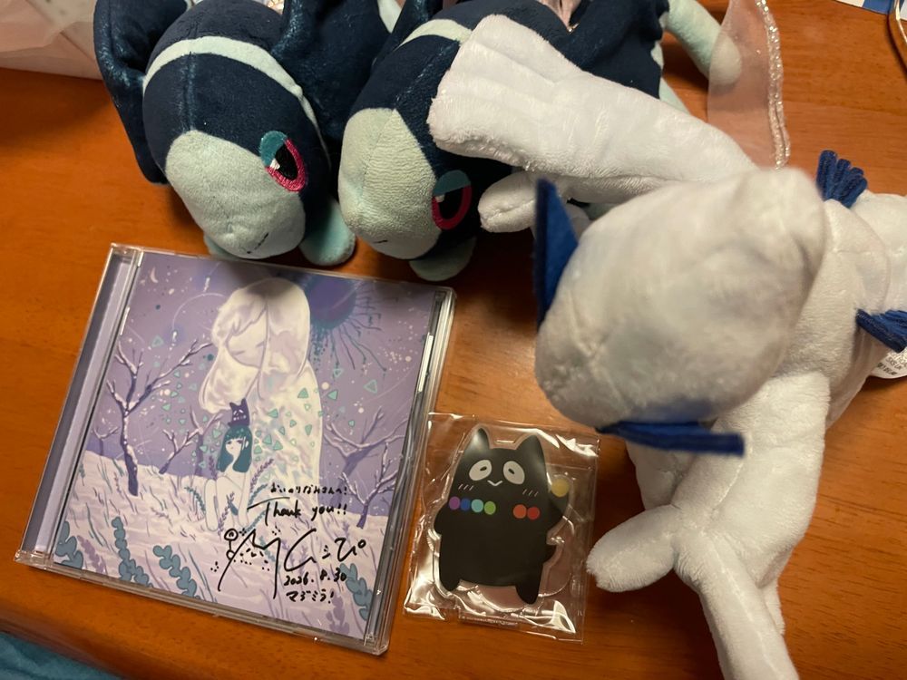 感謝するぜ 貴方様と出会えた これまでの全てに!!

きょう ぼくたちが いってきた まじかるみらいの きかくてんには、 くりえいたーずまーけっと っていう
ぼーかろいどを つかって おんがくを つくる くりえいたーさんたちと ちょくせつ あって おかいものが できる こーなーが あってね…
そう きょねん トレーナーさんの むかし よんでいた ほんに さいんを いただいてきた あの こーなーだよ📖

ことしはね なんと… トレーナーさんが だいすきな くりえいたーの むしぴさんが やってきてくれる ことに なって
ぼくたち おてがみを じゅんびしたんだ
ひびの かんしゃを ていねいに したためました！✉️
(むしぴさんは おてがみを かいても いいよ！ と こくちしていた くりえいたーさんです なかには おてがみとか さしいれを うけとるのが むずかしいよって いう くりえいたーさんも いるみたい⚠️)

おてがみを よむのが たのしみですって いってくれたよ！
CDに さいんも かいてくれたんだ！
いっしょうもの だね… でんきにゃんさんも きょうから おともだちだよ💡 ̖́-

むしぴさんの おんがくは YouTubeと 
にこにこどうがで きくことが できるよ
かわいくて ふしぎな りずむと、 どこか せつない かし、どくとくの せかいかんが くせになる〜…🤩
みんな ぜひ きいてみてね！