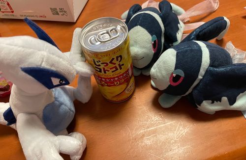 きょうを しめくくる ティータイムだ！

きょうの おちゃは… ぽっかさっぽろさんの じっくりことこと こーんすーぷ！
そう！ えんせいがえりの ぼくたちには、 こうちゃを よういする げんきなんて のこって いなかったので ある…😵
ひさしぶりに のんだけど、 とろとろで こゆい！ こーんの あまみが つかれた からだに しみた…

きょうの おかしは、 くりすぴーくりーむどーなつさんの はりーぽったーこらぼどーなつ！🪄︎︎
ぼくたちは はっふるぱふの てきせいが あるって くみわけぼうしさんに しんだんしてもらったことが あるから…
はっふるぱふ！
なかに きゃらめるの くりーむが みっちり…！
こーてぃんぐの ちょこれーと、 きゃらめるの くりーむ…
どっちも あまいけど、 いっしょに たべても おだやかな あまみ！
はっふるぱふの こどもたちみたいに、 みんな だれの じゃまも しない… やさしい どーなつ なのかも🍩
