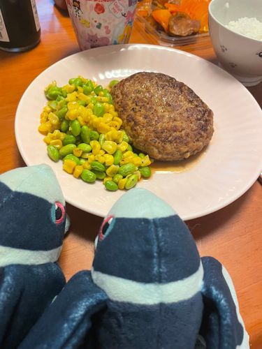 ｶｰｰｰｯ

(｣´ᗜ`)｣ はんばーーーーぐ
ぽんずを かけて いただいたよ！
じゅーしーで にくじゅう たっぷり…