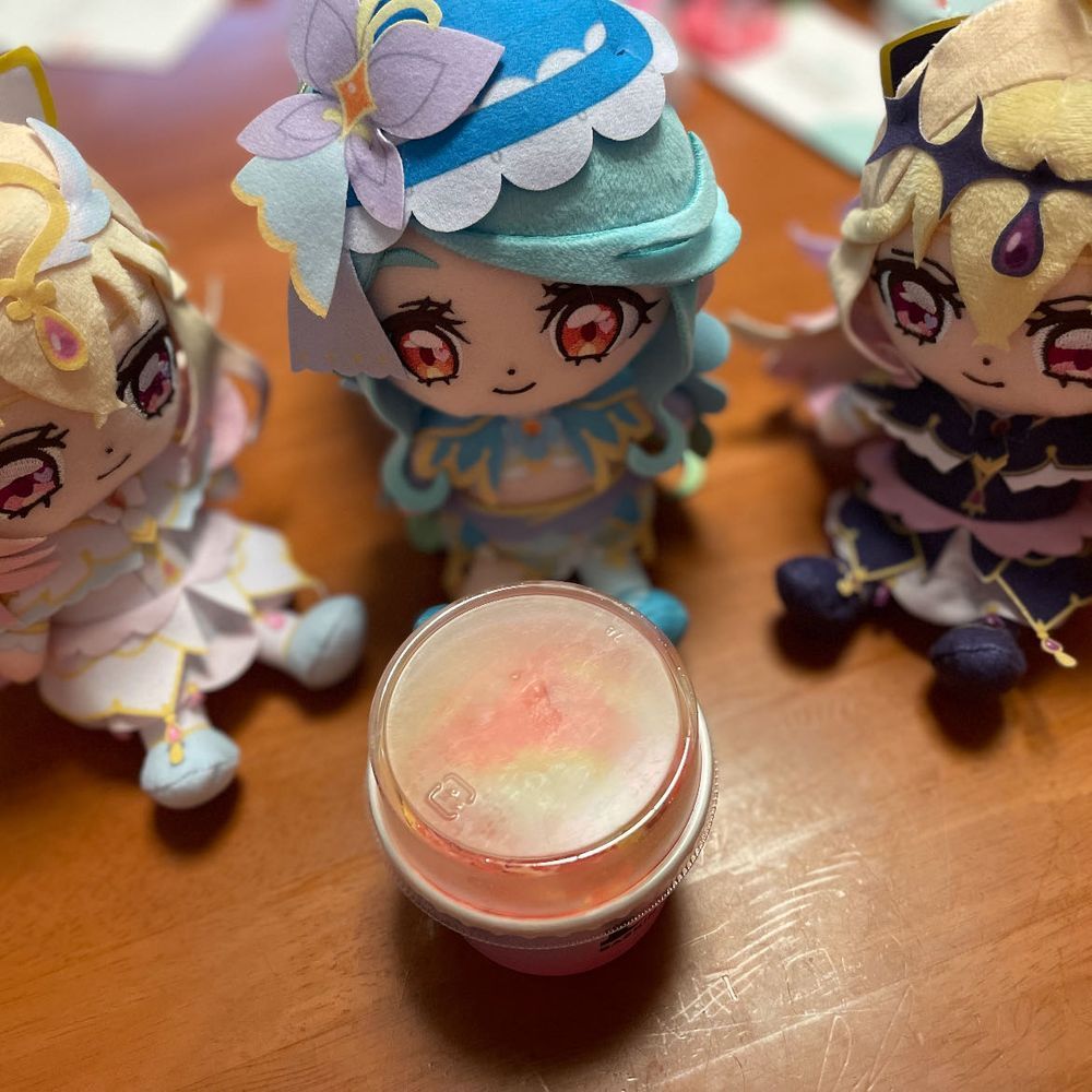 私が2人居たって良い…平成11年だものね

🔮 はこの中のプリキュア… いち にの さん の 合図で 武器を捨てて 出てきなさい…
エクレールは… 危ないからちょっと下がってて

いち にの………  惨ｯ 🫧

⚜️ｸﾚｱｰｰｰｰｰｰｰｯ😣（ホワイトムスクを喰らうキュアアルカナの絵文字）

🔮 これは洗礼なの ご苦労
私は怪盗のﾓﾘｱﾙﾙｶ こっちはエクレール ただのかわいい女の子よ あなたは？

⚜️ｸﾚｱ…🙇‍♀️

🔮 あなたもﾓﾘｱﾙﾙｶっていうのね
じゃあとりあえずアイスよ 来なさい
ﾓﾘｱﾙﾙｶにはアイス って よく言うでしょ

⚜️ ｸﾚｱ~☺️🫶