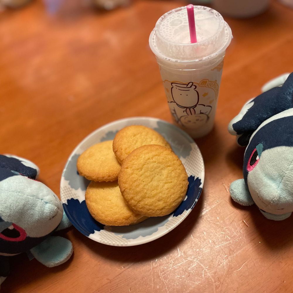 ふりふり あわただしい ティータイムが あってもいい

ふりふりしぇいく！
こおり ひとつと、 こなを ぎゅうにゅうに いれて ようきを しぇいくしたら できる おいしい のみものだよ！
ちいかわちゃんたちの やつが あったから ぜひ のんでみよう

そう！ きょうの おちゃは、 はーとさんの ふりふりしぇいく よーぐるとあじ🥛
ぼく のみものが うすまっちゃうのが いやだから… あまい のみものは こおりを いれないように してるんだけどね
ふりふりしぇいくは… こおりが いいしごとを しているのを かんじるよ！🧊
あじの ついた こなが あるんだけど あれが きっと すごく あまいんだ
それを こゆく なりすぎないように してくれてるのが、 あの ひとつぶの こおり…！
かぶしきがいしゃ はーとさん… すごく おいしさを きにして これを つくったんだろうな
ばにらよーぐると みたいな あまくて くりーみーで ちょっと とろっとした しぇいく！ いちごあじ とかも おいしいから ぜひ のんでみてね

そして きょうの おかしは… みすたーいとうさんの ばたーくっきー🍪
そぼく かつ おいしい みんな だいすきな あの あじ…！ ここに きわまれり って かんじ！
こおばしい ばたーの かおりが ひろがる… ぷれーんな くっきー
いや でも ばたーあじだから ぷれーんでは ないのかな どうなんだろう
とにかく うまれたまま ありのままの くっきーなんだ
つかれたら ここに もどってきたい そんな あじが したよ😌