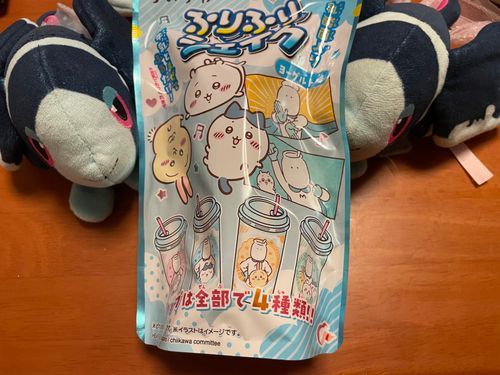 ふりふり あわただしい ティータイムが あってもいい

ふりふりしぇいく！
こおり ひとつと、 こなを ぎゅうにゅうに いれて ようきを しぇいくしたら できる おいしい のみものだよ！
ちいかわちゃんたちの やつが あったから ぜひ のんでみよう

そう！ きょうの おちゃは、 はーとさんの ふりふりしぇいく よーぐるとあじ🥛
ぼく のみものが うすまっちゃうのが いやだから… あまい のみものは こおりを いれないように してるんだけどね
ふりふりしぇいくは… こおりが いいしごとを しているのを かんじるよ！🧊
あじの ついた こなが あるんだけど あれが きっと すごく あまいんだ
それを こゆく なりすぎないように してくれてるのが、 あの ひとつぶの こおり…！
かぶしきがいしゃ はーとさん… すごく おいしさを きにして これを つくったんだろうな
ばにらよーぐると みたいな あまくて くりーみーで ちょっと とろっとした しぇいく！ いちごあじ とかも おいしいから ぜひ のんでみてね

そして きょうの おかしは… みすたーいとうさんの ばたーくっきー🍪
そぼく かつ おいしい みんな だいすきな あの あじ…！ ここに きわまれり って かんじ！
こおばしい ばたーの かおりが ひろがる… ぷれーんな くっきー
いや でも ばたーあじだから ぷれーんでは ないのかな どうなんだろう
とにかく うまれたまま ありのままの くっきーなんだ
つかれたら ここに もどってきたい そんな あじが したよ😌