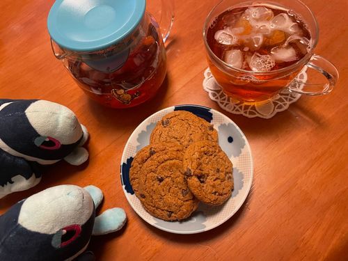 おちゃのじかんだよ ぜんいんしゅうごう

きょうの おちゃは、 にっとうこうちゃさんの ぶるーべりーあんどらずべりーてぃー🫐
れすとらんとかで のむ べりーけいの おちゃって さんみが あるのが よく あるけど、
この おちゃは ふるーつの さんみよりも かおりに おもきを おいてる みたい🤔
あったかい ひの ぶるーべりーばたけ みたいな かおりが ふわっと かおるよ！

きょうの おかしは、 みすたーいとうさんの ちょこちっぷくっきー🍪
みすたーいとうさんの ちょこちっぷくっきー および ばたーくっきーは、 ひとはこに 5まいいりの ぱっくが 3つ はいった たべきりに やさしい しよう…🥳
きょうは その 2ぱっくめ！
ざくざく おいしくて しぜんと つぎを たべたくなる ましょうの くっきーなんだ…
あぶないね…😣