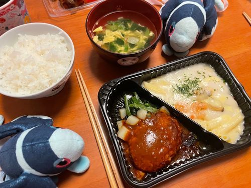 いま れいしょくが あつい

れいとうしょくひんだけど、 あっつあつ なんだ！
これは はんばーぐと しーふーどぐらたんの れいとうおかずせっと だよ
すごく おいしい！
はんばーぐは にくにくしくて じゅーしーだし、 ぐらたんは すごく くりーみーで のうこうなんだ…🥳