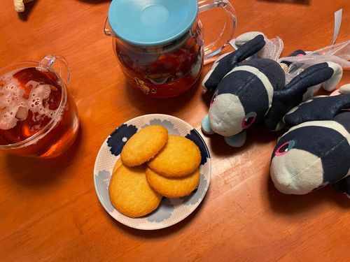 いや 今日はもうお茶したじゃん って？

いや… たろみるく には きっと かふぇいんが はいって ないと おもうし… ね…
あ、いや、 かふぇいんを とるために おちゃの じかんを もうけてるって わけでは ないけどね！

きょうの おちゃは、 にっとうこうちゃさんの ぴーちあんどらいちてぃー🍑
りぷとんさんの かふぇいんれす ぴーちてぃーも のんでいるから きづけたんだけど、 らいちの かおりって この ぶぶんか… という きづきが あったよ
ももの かおりと いっしょには なっているけど、 ももの かおりを より あまくなる ように あとおしを しているのが らいちの かおり なのかなって おもったんだ🤔

きょうの おかしは、 みすたーいとうさんの ばたーくっきー🧈
これも 2ぱっくめ！ だいじに いただきます！
すきな たべかたの はなし なんだけど…
くちの なかで ばたーを かんじながら たべるのが すきなんだ…🫢
ふわ〜っと ばたーの あじが ひろがったり、 より ふかい ところに ある ばたーの ふうみを あじわうのも すき…
ていねいに あじわいたくなるのって… この くっきーの もつ すてきな しんぷるさ ゆえの ちから なのかもね🧐