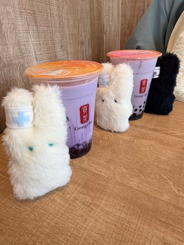 うさナースクローン おおいそがし

ゴンチャ ていう、 はやりの おちゃやさん なんだって 
へえ ここでは どんな おにんぎょうが はたらいているんだろう
やっぱり、 おかしのバチボコみたいに、 ハムスターが たくさん…って かんじかな
あれ？ カラコン1号ちゃん、 影をしらないかい
どこいったんだ？

まっくで、 お月見もしてきたんだ！
ほら ぼくたち これでもウサギだからね
