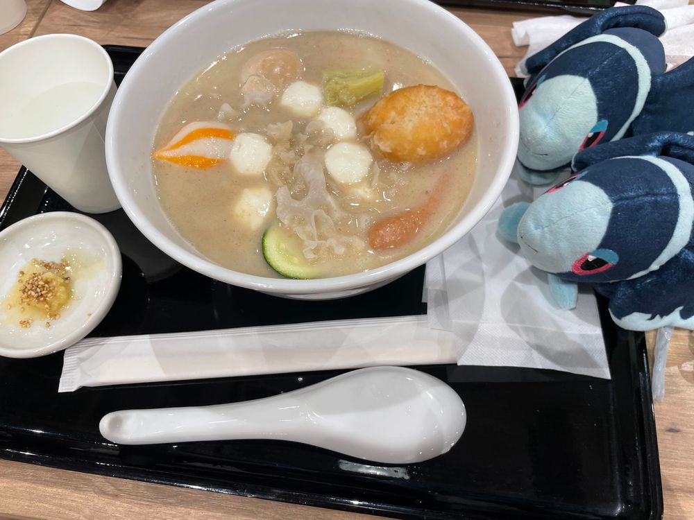 たんたかたんたん まーらーたん!🥁
なんと! よくいく しょっぴんぐせんたーの ふーどこーとに まーらーたんやさんが やってきた!
かぞくの みんなから とびかう こうひょうの こえ…
ぼくたちは いてもたっても いられず、 ふーどこーとへ むかった…
からされべる ぜろ! ぎゅうこつすーぷ ひらはるさめ の かすたまいずだよ!
ついかの とっぴんぐは もっつぁれらちーず…🧀
まえはくを した ひの よるごはんに たべた まーらーたん ちーずとっぴんぐに すっかり やられて しまったのだ…
ぎょらんだんご、 もっと いれたら よかったなあ… って いつも あとになって おもうんだよね
つぎからは ぎょらんだんごを いっぱい とることに しよう!