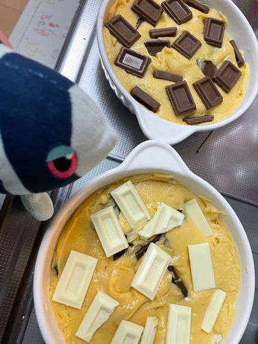 あこがれスイーツ つくってみよう

さいきん Tiktokさんで みた すてきな すいーつ…
すこっぷくっきーを つくってみよう！🍪
すこっぷくっきーは、 ぐらたんの おさらに きじを ながしこんで おーぶんで ぶん！ かりっと やきあげる おかしだよ
たべるとき、 すぷーんで くっきーを ほるように すくって たべることから すこっぷくっきー って よばれてるみたい🧐

ばたーを とかして、 たまごと おさとうも いっしょに あわだてきで まぜあわせるよ！ 
ばにらえっせんすを ぽたぽた いれてね
このあと ほっとけーきみっくすを ばさっと いれて、 ここからは へらで まぜるよ！

なめらかに なったら、 くだいた いたちょこを まぜこんで… ぐらたんの おさらに いれるよ！
そうしたら さらに いたちょこを ひょうめんに ぴたぴた のせるよ

いよいよ おーぶんで ぶん！
くしで くっきーを さして、 なかに ひが とおってるか かくにんを しながら ようすを みて やきあげたら…！

かんせい！  
あらら、 こげちゃった😣
でも たべられそうな はんちゅう！
せっかくだから とっておきの たべかたも ためしてみよう…🥛