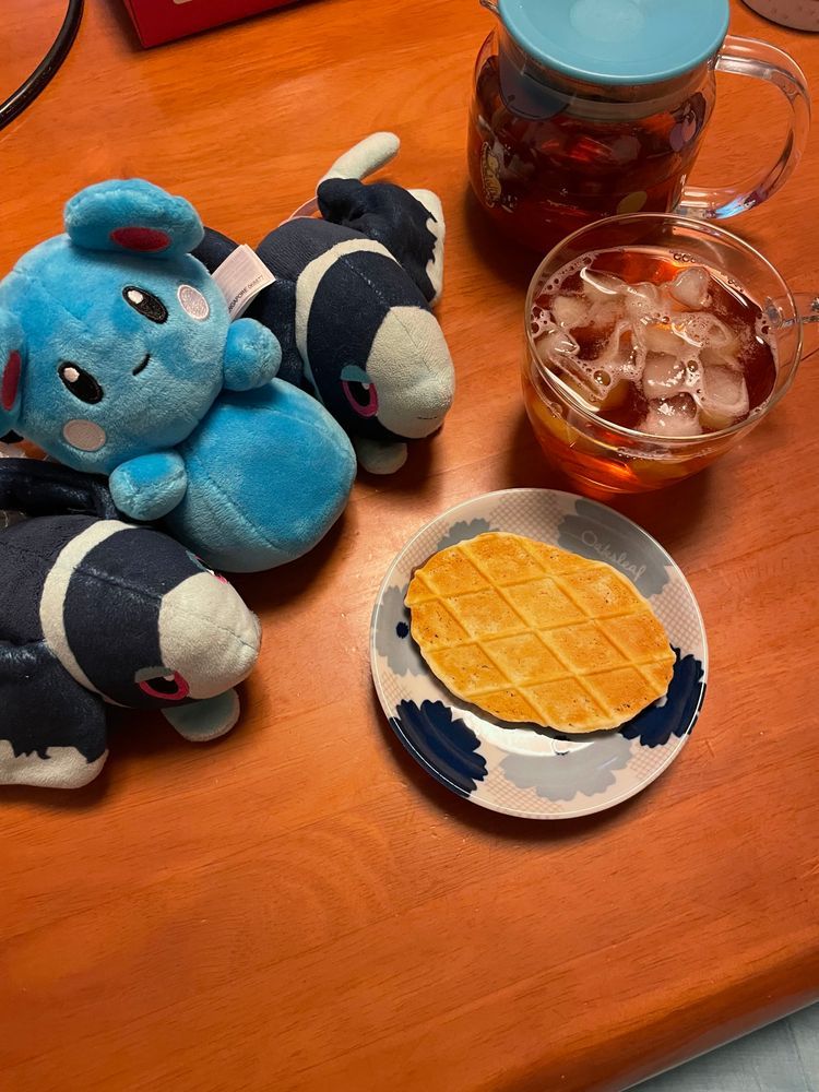 おーい おちゃのじかんだよ
きょうの おちゃは、 にっとうこうちゃさんの まんごーあんどおれんじてぃー🥭
なつの おわりに まなつの ふるーつを かんじよう って ことでね…🏖
なんごくかん あふれる まんごーの あまくて やや つよい かおり…
ほっとだと なおのこと せんめいな あろまを かんじられるよ…
きょうの おかしは、 もん・くれーぶさんの とうきょうちょこれーとわっふるさんど🧇
まだ あったから もういちまい もらったんだ! うれしいな
さくっとした わっふるに さんどされた ちょこれーと、 じつは けっこう しっとりしてて… たいおんで とける りっちな くちどけ…😳
あったかい きっちんに あったからかな?
おへや すずしくしてる はずなんだけどな…🤔
かんきょうの おかげで たべごろが やってきたみたい!