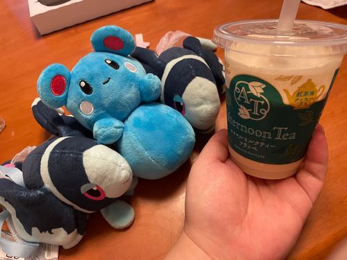 お茶会におけるお茶とお菓子の両方を兼ね備えたマルチなやつ

それは… ふらっぺ！
きょうは、 ふぁみりーまーとさんと あふたーぬーんてぃーさんの こらぼしょうひん、 ろいやるみるくてぃーふらっぺで おちゃかいだ〜！🫧🫖

まず、 ふたを ぺりっと はがす！ 
そして、 よ〜く もんで… もう いいかな？ って なったら、 きかいに せっと！
ふらっぺの ぼたんを おして、 あったかい みるくが そそがれるよ🥛
すとろーで かるく まぜたら かんせい！

ぱぱっと ぼくたちに おいしい のみものを ていきょう してくれる この しすてむ… すごいよね おせわに なりっぱなし😌

ちゃばの かおりが つよくて みるくも こゆい！ 
こうちゃあじくっきーも ぱらぱらっと はいっていて、 しょっかんも もちもち たのしい！
これには さすがに あふたーぬーんてぃーさんと ふぁみりーまーとさんへ かんしゃのきもちを つたえたく なっちゃうね🥳

いま ふぁみりーまーとさんでは、 いろいろな かいしゃの しょうひんとの こらぼを おこなって いるんだって！
これも その ひとつだったのかな
こんびにの そこぢからを かんじたよ🤯