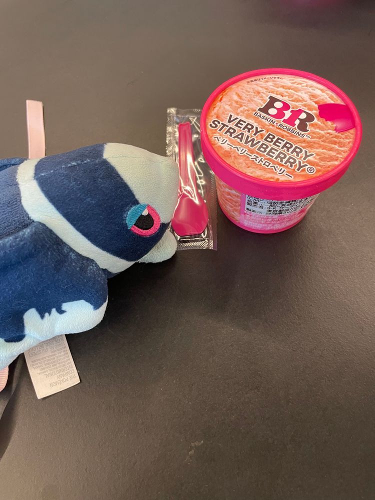 あたみタウンへのたび

ぼくたち あたみタウンへ とつにゅう！
あさ、 よりかかった さーびすえりあで すごい じはんきを みつけたんだよ！

さーてぃわんあいすの じどうはんばいき！
ゆめの ようだよね 
らーめんが でてくる じどうはんばいきも あったんだ 
もはや これは ゆめだね

もちろん ぼくは だいすきな ぴんくいろの べりーべりーすとろべりー🍓

いぶくろを たたきおこした ところで…
えびな さーびすえりあに とうちゃく！
ここでは めろんぱんが ゆうめいで ぼくたちは らむねあじの めろんぱんを いただいたよ！
そのあと、 あじの からあげも いただいた… 
すごく かるしうむを かんじたよ🦴

ほかにも、 Calbeeさんの ぽてりこ とか さつまいもらて とか りんごあめ とか えびかつさんど とか… いろんなものを ちまちま つまみながら 
ついに もくてきの あたみタウンへ ひれを ふみいれたのだった…