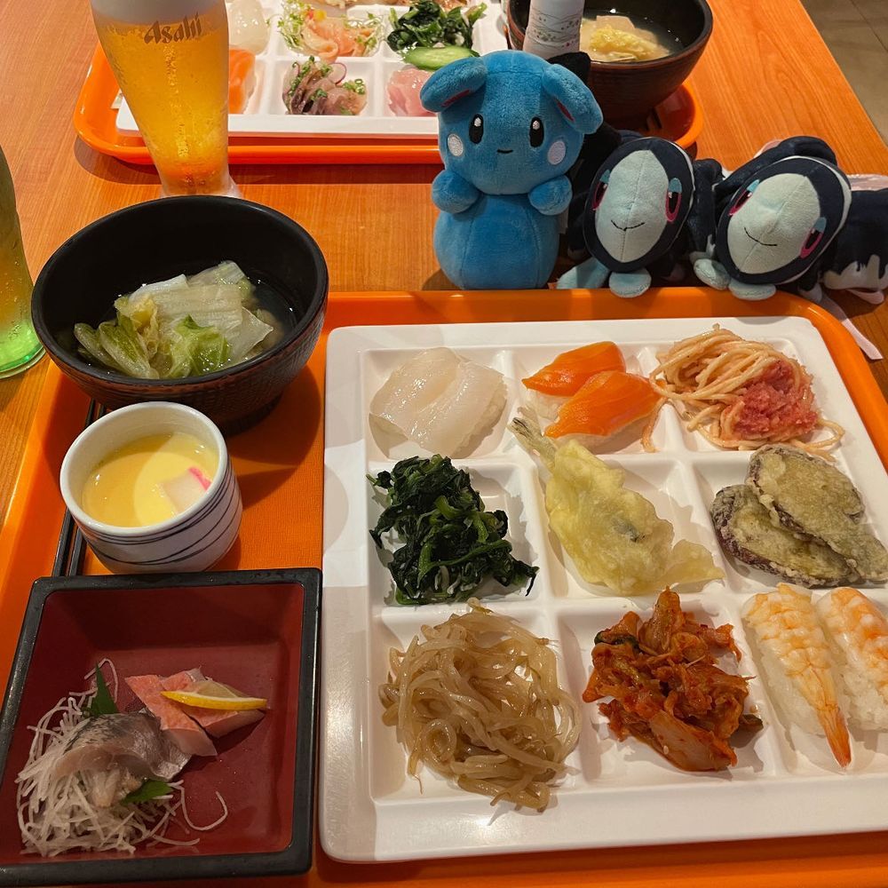 胃袋が、この時だけ帰宅を拒んだ
おやどに ついた ぼくたちの おゆうはんは ばいきんぐ!
あたみタウンの おりょうりって… おいし〜!!
かにの おみそしるとか、 とろとろの びんとろとか、 たらこの ぱすた、 とにかく うみの さちが おしよせる…!
ぼくたちも うみの ポケモンだから わかる これは… すっごく いいところで そだった うみの さちだ…!
いいとこの うみこけって おいしいよね それと いっしょだな って おもったんだ
あしたの あさごはんも ばいきんぐ なんだって…!
ぼくたち こんな おいしいものに かこまれて どうなっちゃうの…😣