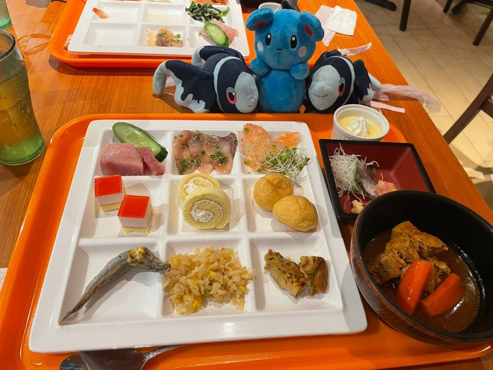 胃袋が、この時だけ帰宅を拒んだ
おやどに ついた ぼくたちの おゆうはんは ばいきんぐ!
あたみタウンの おりょうりって… おいし〜!!
かにの おみそしるとか、 とろとろの びんとろとか、 たらこの ぱすた、 とにかく うみの さちが おしよせる…!
ぼくたちも うみの ポケモンだから わかる これは… すっごく いいところで そだった うみの さちだ…!
いいとこの うみこけって おいしいよね それと いっしょだな って おもったんだ
あしたの あさごはんも ばいきんぐ なんだって…!
ぼくたち こんな おいしいものに かこまれて どうなっちゃうの…😣