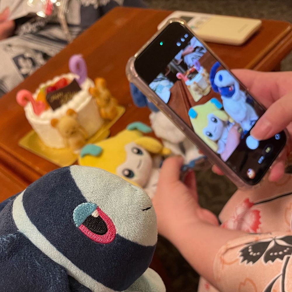 ちょっとはやめの おたんじょうびパーティ🎂

みんな！ あつまって！ コトコトスープさんの おたんじょうびかいが はじまるよ！
ちょっとだけ はやいんだけどね…🧐

なんと この おやど、 けーきが ちゅうもんできちゃう らしい… すごいなあ
くりーむたっぷりの ふるーつけーきで せいだいに おいわいだ〜！

おともの のみものは BOSSさんの みるくらて！ しぶい いめーじの ぼすさんに はんして あわい おいろが ちゃーむぽいんと…🍼

コトコトスープさんに きりわけてもらった けーき… いただきまーす！
アブソルさんと ジラーチさんも たのしそうだね💃

ティアちゃんも いっしょに 📸
いっしょに おいわいできて うれしいな