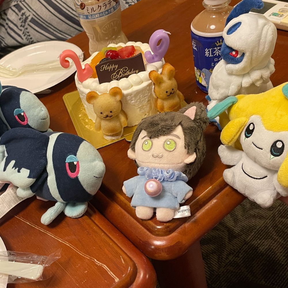 ちょっとはやめの おたんじょうびパーティ🎂

みんな！ あつまって！ コトコトスープさんの おたんじょうびかいが はじまるよ！
ちょっとだけ はやいんだけどね…🧐

なんと この おやど、 けーきが ちゅうもんできちゃう らしい… すごいなあ
くりーむたっぷりの ふるーつけーきで せいだいに おいわいだ〜！

おともの のみものは BOSSさんの みるくらて！ しぶい いめーじの ぼすさんに はんして あわい おいろが ちゃーむぽいんと…🍼

コトコトスープさんに きりわけてもらった けーき… いただきまーす！
アブソルさんと ジラーチさんも たのしそうだね💃

ティアちゃんも いっしょに 📸
いっしょに おいわいできて うれしいな