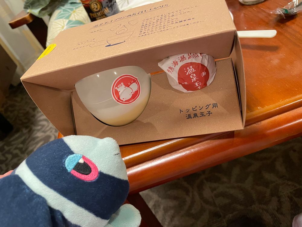 ティータイムに延長戦があってもいい 熱海だからね

これは… おんせんたまご？！
びっくり したよね🫢 しょうしんしょうめい おかしだよ！
これは、 あたみぷりんさんの おんせんたまごぷりん🥚

なめらかな ぷりんの うえに なまくりーむが のっている じょうたいから すたーと！
ふぞくの おつきみたまご で できた おんせんたまごを ぱかっ…と するよ
よーくまぜて… とろとろに なったら かんせ〜い✨️

あじの かんそうなんだけどね
きこえは わるいかも しれないけど… ぜんぶ ほめことば だからね！⚠️
かんせい しかけの ぷりんえきを とくべつに たべさせて もらっている みたい…！！🤩
この おんせんたまごは、 ほんとうに ただの おんせんたまごで、 あじに しかけが あるわけでは ないんだ
ただ かんせいされた ぷりんに おんせんたまごを あわせることで こんなに おいしく なる…？！
あたみぷりんさんは、 ゆうめいな にんきてん なんだけど きっと まだ なにかを かくしてるに ちがいない…
きになる… どうなって いるんだ……🤯
かんどうしちゃうくらい おいしかった〜！🥹