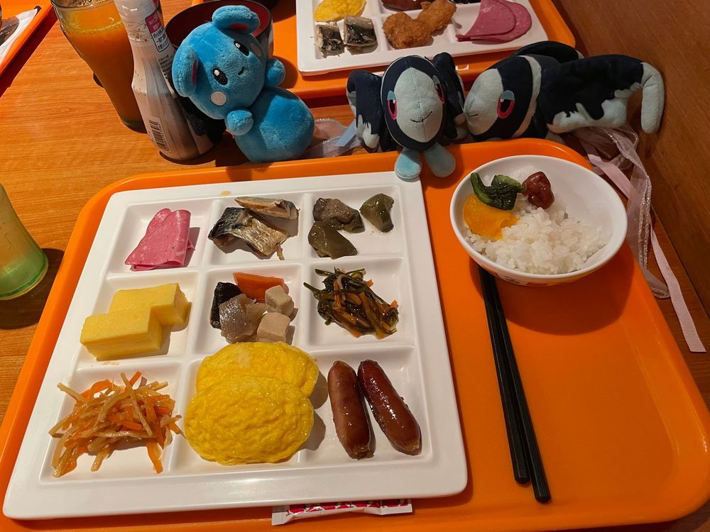 あたみタウンのあさ

あさ 6じ ごろ… あさふろで さっぱりした ぼくたちは、 めいじさんの こーひーぎゅうにゅうで さらに さっぱりした…

おへやに もどって おかたづけを して、 しばらく したら… あさごはんの じかんが やってきた！☀️
あさごはんも ばいきんぐだなんて すごく すてきだよね…🥹
ぽんずあじの おなすとか おむれつとか ちくぜんにとか こーんふれーくとかに したつづみを うった ぼくたち…
そろそろ この すばらしい ばしょから かえらないと いけないと きづいて
のすたるじーな きもち…

あ！ でもね！ ないそうが ほぼ りみなるすぺーすだな と きづいて てんしょんが あがったよ！
これは いい のすたるじーな きもち…☺️