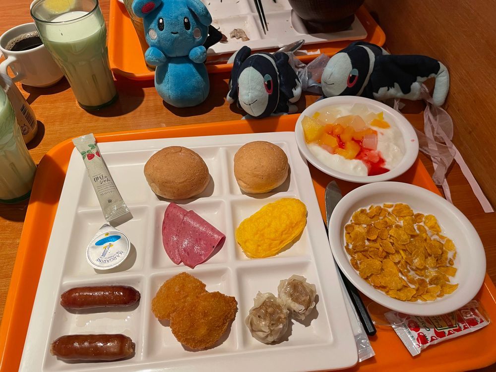あたみタウンのあさ

あさ 6じ ごろ… あさふろで さっぱりした ぼくたちは、 めいじさんの こーひーぎゅうにゅうで さらに さっぱりした…

おへやに もどって おかたづけを して、 しばらく したら… あさごはんの じかんが やってきた！☀️
あさごはんも ばいきんぐだなんて すごく すてきだよね…🥹
ぽんずあじの おなすとか おむれつとか ちくぜんにとか こーんふれーくとかに したつづみを うった ぼくたち…
そろそろ この すばらしい ばしょから かえらないと いけないと きづいて
のすたるじーな きもち…

あ！ でもね！ ないそうが ほぼ りみなるすぺーすだな と きづいて てんしょんが あがったよ！
これは いい のすたるじーな きもち…☺️
