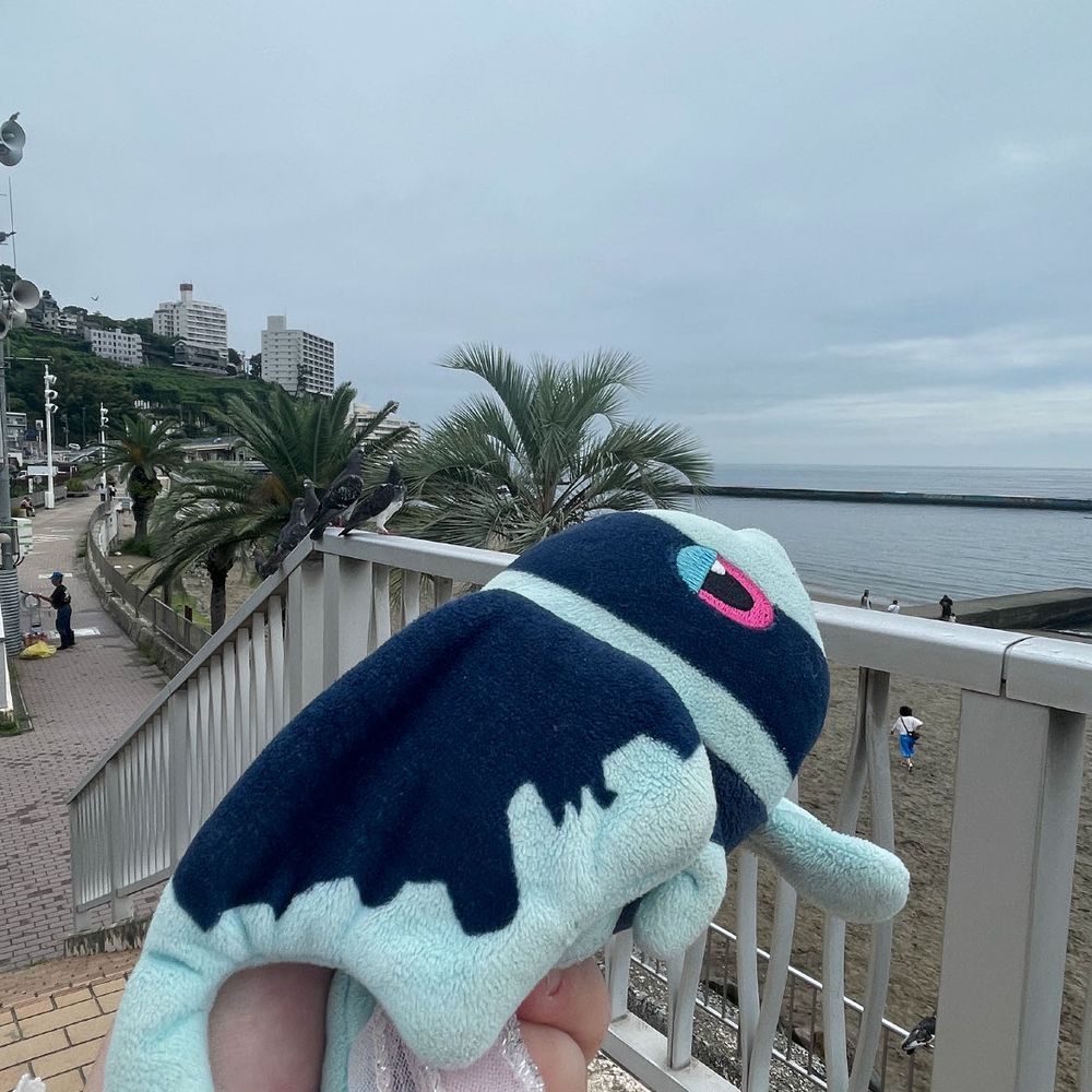あたみタウンの はまべ

うみ それは ぼくたちが かつて くらした ばしょ…
そう！ これは さとがえり！ うみに やってきたよー！！🏖

ぼく トレーナーさんの ぽけっととか かばんのなかに のって いどうを するんだ だから、 ぬれることが できなくて…
こんかいは およぐのを やめておいたよ

しおかぜが きもちよくて なみの おとが ざぷーん…て かんじで とっても ふるさとを かんじたよ

きれいな もにゅめんとの まえで しゃしんを とったり、 すなに おえかき したり…
すてきな じかんだったなあ

ありがとう！ また かえってくるからね🌊