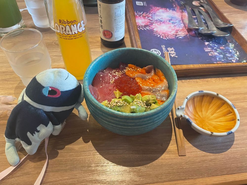 あたみタウンの でっかいさかな

はまべから かえって、 ちぇっくあうとも すんだ ぼくたちは おひるごはんを たべに かっき あふれる かいせんどんやさんへ やってきた！🐟

ぼくたちの すわった てーぶるの ちょうど まうえには…
おおきな おさかなさんだ！ はじめまして！ おじゃま しています
てんいんさんたちも げんきいっぱい…！
せいだいに かんげい されちゃった🥳

おおきな おさかなさんに みまもられながら…
まぐろさーもんあぼかどんを いただいたよ！
おしょうゆを かけたり、 ごまだれで あじへんを したりして たべるんだって！
おれんじじゅーすは おしゃれに こびんで とうじょう🍊
にんきの おみせ なのが、 みにしみて かんじられる ふんいきだったよ🥹