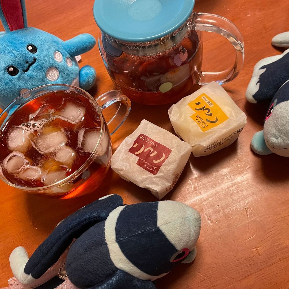 黄色いしあわせ

それは… 〝 こっこ 〟
みんなは こっこを しってる？
しずおかタウンの ほうで よく うられている ごとうちの おかしだよ
むしけーきの なかに あまい くりーむが はいった、 ひとくちさいずの けーき！
それが こっこだよ
ぼくたち こっこの CMが だいすき！ すごく かわいいんだ！

あたみタウンで たくさん であえた こっこたちを すこしずつ いただいていくよ

きょうの おちゃは… りぷとんさんの ぴーちてぃー🍑
いつもの かふぇいんれすてぃー！
やさしい かおりと、 すっきりした あじだから、 しんしてきに こっこを えすこーと してくれる はず…！

きょうの おかしは、 みほみさんの こっこ🐤 と、 こっこもんぶらん🌰
しっとりした たまごむしけーきに ほいっぷくりーむ みたいな くりーむか はいった おみやげの ていばんの おかしだよ！
この あま〜い こっこが… すっきり した こうちゃと… あう！！
あまいのが さっぱりした おちゃで あらいながされて さっぱりする しゅんかん…
おかしの あまくて おいしかったな… という きもちと あとあじの いちばん いいぶぶんが いっしょに なみのように おしよせる と いうか……🌊
たまらないよ…😢