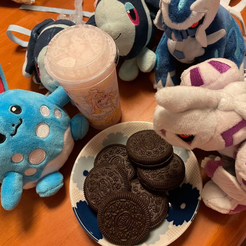 うわさの げきうまドリンク

みてみて！ これが まえに はなした 
ふりふりしぇいく いちごあじ！🍓✨️

きょう おうちに やってきた ディアルガさんと ディアルガさんの おともだち パルキアさんも いっしょに おちゃを するよ！

きょうの おちゃは、 ふりふりしぇいく いちごあじ🍓
ぎゅうにゅう、 こおり、 いちごあじの こな！ これを かっぷに いれたら ふたをして しぇいく！
これだけで できちゃう げきうまな のみものが ふりふりしぇいくだよ
いちごふれーばーと あわい ぴんくいろが こころの なかの こどもごころを うきうきさせる…🥳

きょうの おかしは、 なびすこさんの おれお⚫️
おれおも、 ぎゅうにゅうと あいしょうの いい くっきーとして しられて いるけど… きょうは あえて さくさく いただくよ！
ここあが ほろにがさを くりーむが ふんだんに あまさを… やくわりぶんたんが しっかりしている しごできな おかしだよね🤔
まだ あるから、 つぎは ぎゅうにゅうに つけて たべるぞ〜！