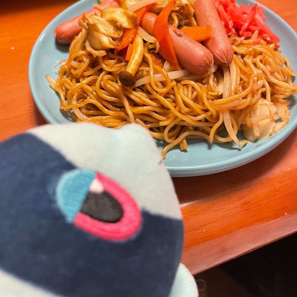 てっぱん やきそばパーティ

でっかい ぷれーとで… ごうかいに やきそばが やかれているね
みているだけで こころが おどっちゃうよね

めだまやきも あるよ！
あさが きたみたい だね☀️
あさごはんじゃ ないけど…