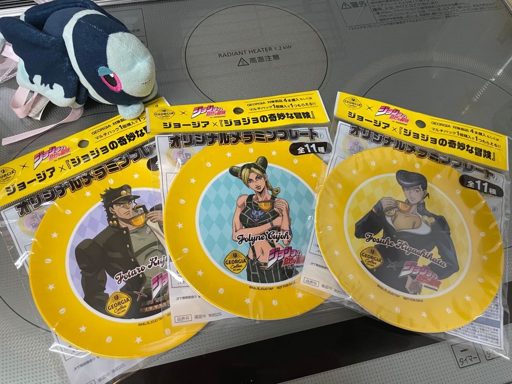バァーン
いま じょーじあさんの のみものを なんほんか かうと、 じょじょのきみょうなぼうけんと こらぼした めらみんぷれーとが もらえるんだっ!
むろん ぼくたちも にゅうしゅすべく もよりの いおんさんへ むかった……!
←to be continued
きょうの おちゃは、 てぃーぶてぃっくさんの ぶるーふらわーはーぶ💠
じょーすたーけの いろ と いったら、 あおかな… と おもって あおいろの こうちゃに したよ!
ばたふらいぴーの いろみも かおりも さわやかで… 〝さわやかなやつ〟 みたいな おちゃ…📞
おうちの ざいこは これで おしまいだから、 また みつけしだい かくほして おきたいな…😢
きょうの おかしは、 にっせいしすこさんの ここなっつさぶれ はっこうばたー🥥
びすけっとに つやっとした おさとうが つ
いた、 やさしい あまみの なつかしさ かおる おかし…
ふわっと ばたーの かおりも して、こころも あったかい なんごくきぶん だね!
じょうたろうさんの めらみんぷれーと… こんなに かわいい おかしとか のせて いいのかな とか かんがえちゃうね🤔
