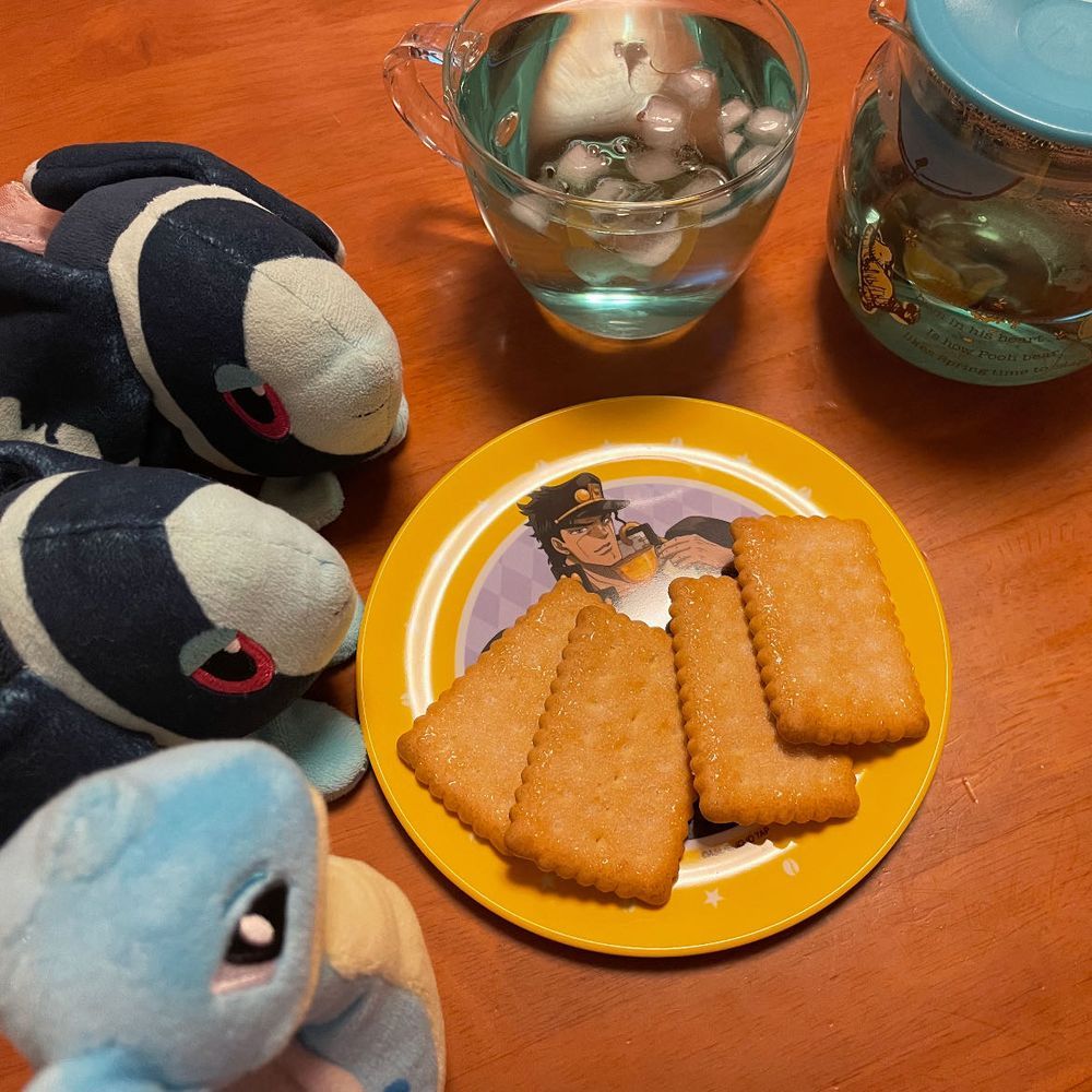 バァーン
いま じょーじあさんの のみものを なんほんか かうと、 じょじょのきみょうなぼうけんと こらぼした めらみんぷれーとが もらえるんだっ!
むろん ぼくたちも にゅうしゅすべく もよりの いおんさんへ むかった……!
←to be continued
きょうの おちゃは、 てぃーぶてぃっくさんの ぶるーふらわーはーぶ💠
じょーすたーけの いろ と いったら、 あおかな… と おもって あおいろの こうちゃに したよ!
ばたふらいぴーの いろみも かおりも さわやかで… 〝さわやかなやつ〟 みたいな おちゃ…📞
おうちの ざいこは これで おしまいだから、 また みつけしだい かくほして おきたいな…😢
きょうの おかしは、 にっせいしすこさんの ここなっつさぶれ はっこうばたー🥥
びすけっとに つやっとした おさとうが つ
いた、 やさしい あまみの なつかしさ かおる おかし…
ふわっと ばたーの かおりも して、こころも あったかい なんごくきぶん だね!
じょうたろうさんの めらみんぷれーと… こんなに かわいい おかしとか のせて いいのかな とか かんがえちゃうね🤔