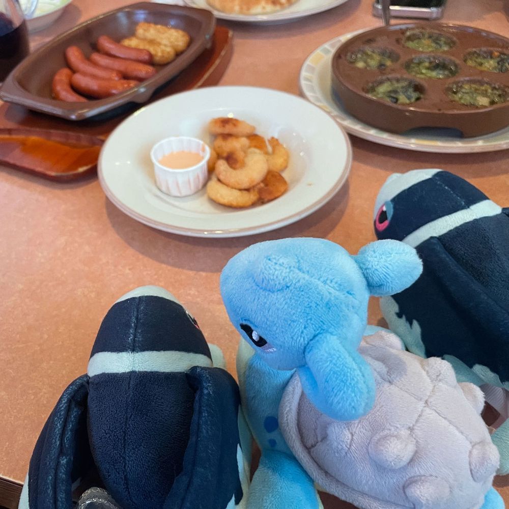 おたんじょうびパーティだ！

きょうは コトコトスープさんの おたんじょうびだから、 みんなで さいぜりやさん で ぱーてぃだ〜🥳
おめでとう！ おともだちと なかよく からだを だいじに よく ねて よく たべて よく あそんで… すこやかに おすごしくださいね！

そして さいぜりや1まんえんちゃれんじを おこなったよ
ぼくたち けっこう たべた はずなのに とどかなかったよ…
り、 りーずなぶる なのに すごく おいしくて… さいぜりやさん おそるべし だね🤯