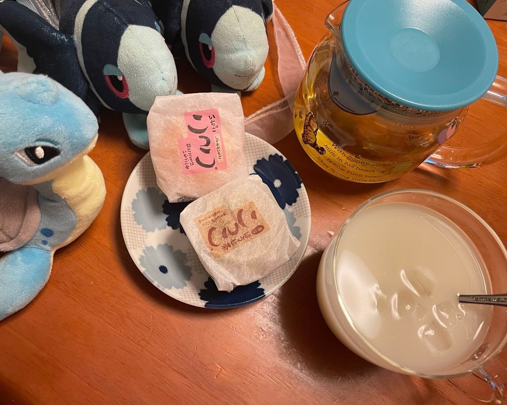 ( ͜☕️ ・ω・) ͜🍰
きょうの おちゃは… とわいにんぐさんの かもみーるあんどおれんじ🍊
ぼくたち おちゃかいを よく するように なったころ、 おれんじかもみーる って おちゃを のんでいたんだけど…
おいしかったこと いがいの あじの じょうほうを わすれているから…
ちがい とかは わからなかったよ…
とわいにんぐさんに よると、 みるくてぃーで いただいても おいしい との こと
だから やってみた!🥛
さわやかで はなやかな かおりは かわらず、 ちょっとだけ まろやかな ふうみに なったよ!
とっても おしゃれな きぶんだった〜!
きょうの おかしは… みほみさんの こっこ いちごあじ ほうじちゃあじ 🍓🍵
いちごの かおりが する むしけーきの なかに いちごくりーむが はいった いちごあじと、 おちゃの かおりがする むしけーきに くりーむが はいった ほうじちゃあじ!
どちらも しずおかと いえば… を かんじる じもとあい あふれる すてきな おかしだな って おもったよ🥹
やっぱり こっこ だいすき!